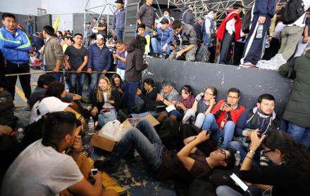 Periodistas. Así permanecieron los secuestrados: sentados en el suelo y rodeados por una muchedumbre.