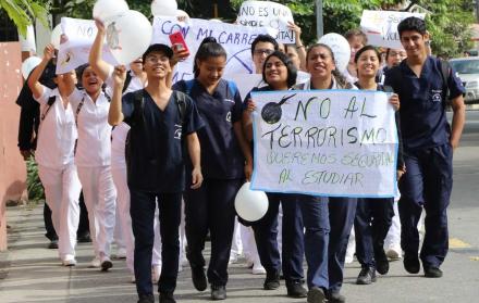 Los estudiantes de la carrera de Enfermería lideraron la marcha para pedir mayor seguridad en los predios universitario.