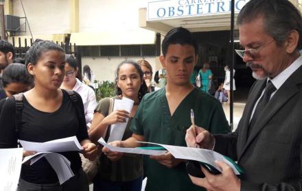 El abogado de los estudiantes recoge firmar para exigir la revisión de la providencia emitida por el juez.