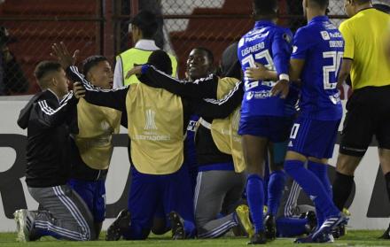 Brayan Angulo celebra el gol junto a sus compañeros.
