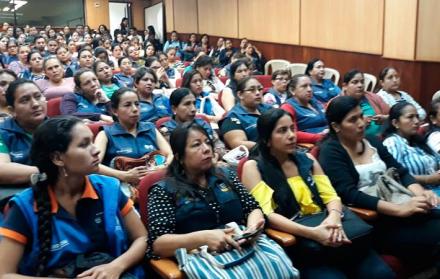 Educadoras familiares durante el evento en contra la violencia.