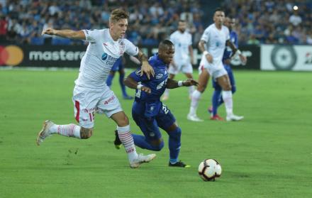 El bombillo gana su primer partido en la Copa libertadores tras vencer 1-2 a Huracán de Argentina.