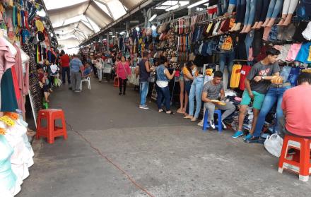 Cada uno de los comerciantes fue sacando los productos y los fue colocando en el mostrador sin quitarles el ojo de encima.