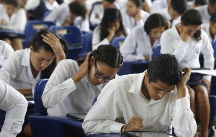 Estudiantes se preparan para la evaluación.