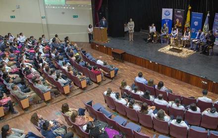 Jóvenes universitarios participan de un foro para el uso correcto de las redes sociales.