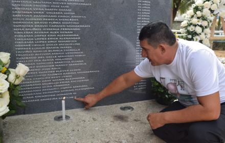 Jaime Macías señala el nombre de su madre en el memorial ubicado en el centro de Tarqui, Manta.