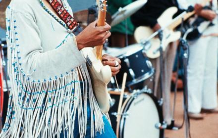 Con la promesa de “tres días de paz y música”, el festival original de Woodstock se celebró en agosto de 1969. En la imagen, el legendario músico Jimi Hendrix durante su presentación.