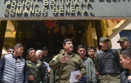 General Vladimir Yuri Calderón habla con las personas en las afueras del Comando de Policía.