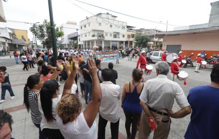 Por primera vez, el desfile por la Independencia de Guayaquil se tomó la avenida Víctor Hugo Briones e Ismael Pérez Pazmiño, en el barrio Garay.