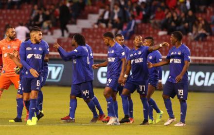 Inconformidad. Los jugadores de Emelec mostraron una mejor actitud ayer en su visita a la Casa Blanca, pero Liga de Quito volvió a derrotarlo. El arquero Esteban Dreer (i) evitó que el vicecampeón sufra una nueva goleada.