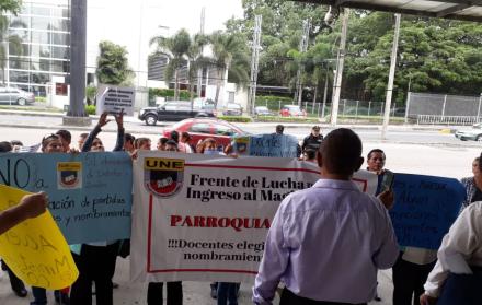 Los docentes se concentraron en los bajos del edificio del sector público Joaquín Gallegos Lara, donde funciona la Subsecretaría de Educación de la Zona 8