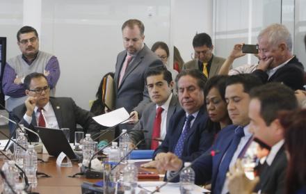 En la sesión de este miércoles, Martínez aseguró que el Gobierno de Lenín Moreno ha pagado $ 653 millones de los $ 1.200 millones de deuda que heredó del régimen anterior.