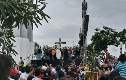 Fieles católicos llegan a la explanada después de la procesión del Cristo del Consuelo.