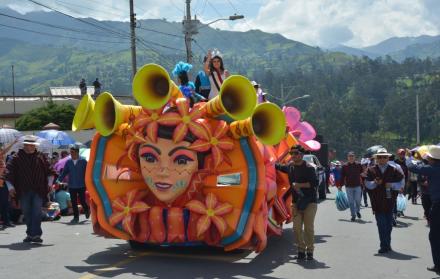 Carro alegórico en el desfile de Guaranda.