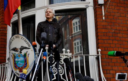 Imagen referencial. Julian Assange, fundador de WikiLeaks, es observado en el balcón de la embajada de Ecuador en Londres.