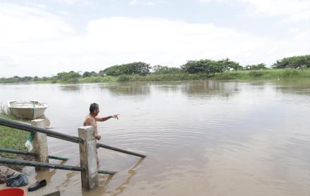 Sedimentación. Un islote de unos 300 metros de largo, formado frente al malecón del cantón Santa Lucía, afecta la navegabilidad del río Daule.