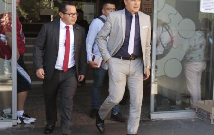 Diligencia. Los abogados de la defensa de Martínez, ayer en Quito.