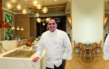 Actualmente es el Chef Ejecutivo del Hotel Oro Verde de Guayaquil.
