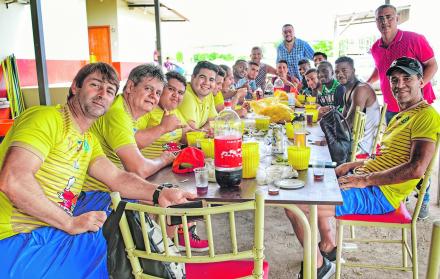 Alegría. Todos los integrantes de Delfín disfrutan del encebollado, el plato que desde 2017 se ha convertido en una especie de cábala para el conjunto manabita.
