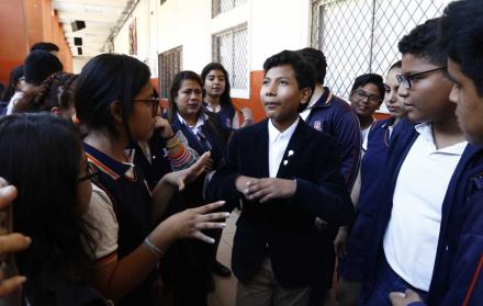 El niño banquero peruano dialoga con estudiantes guayaquileños.