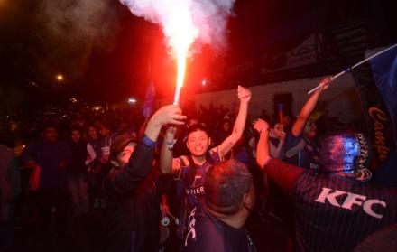 Hinchas celebrando el título con caravana por las calles de la ciudad