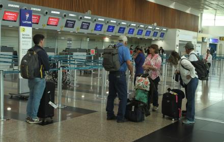 Un grupo de pasajeros extranjeros debió esperar hasta las 15:00, hora en que se reanudaron las operaciones en el aeropuerto José Joaquín de Olmedo.
