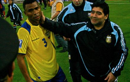 Iván Hurtado junto a Diego Armando Maradona durante las eliminatorias de 2009.