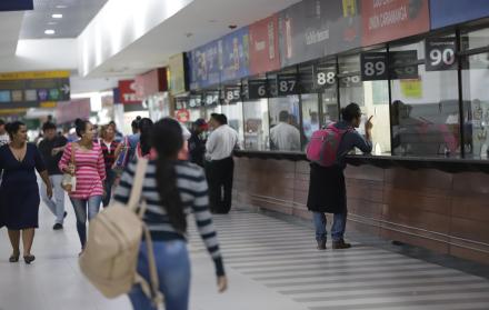 La terminal terrestre de Guayaquil aún no recupera el flujo de visitantes del cual estaba orgullosa. Solo el 15 % o 20 % de los 65 mil viajeros diarios buscan ahora viajar. El sitio, según el subgerente, Jorge Pinto, desplegará un contingente de segurida