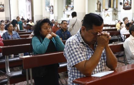 Los fieles acudieron a las iglesias, este domingo, a orar por la paz del país.