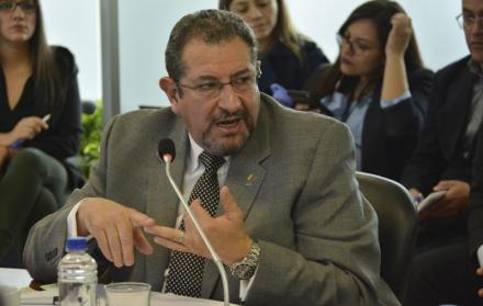 El director subrogante del Registro Civil, durante su comparecencia en la Asamblea.