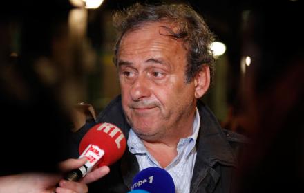 Platini habla con la prensa antes de dejar la oficina anticorrupción.