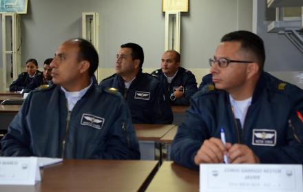 Técnicos de la DGAC y la FAE son capacitados en la Escuela de la Aviación Civil.