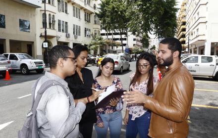 Situación. Una parte de la calle Pichincha actualmente es utilizada como área de estacionamiento de los vehículos municipales.