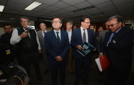 Proceso. En el centro: César Montúfar y Fernando Villavicencio llegan a la Corte Nacional, en Quito, para presentar la acusación particular.