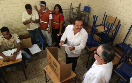 Legado. A la jornada de ayer, el alcalde Jaime Nebot acudió con una comitiva de funcionarios y candidatos.