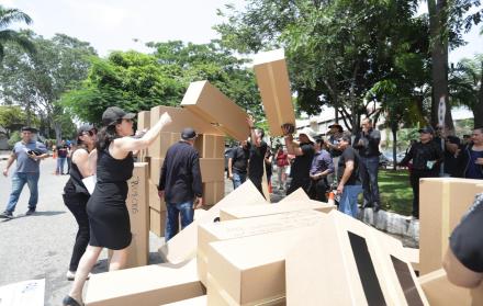 Protesta. Docentes con contratos ocasionales, protestaron en las afuera del rectorado de la Universidad Estatal.