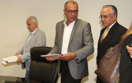 Jorge Glas (i) y Alexis Mera (d) en la Fiscalía, el pasado 3 de mayo de 2017.
