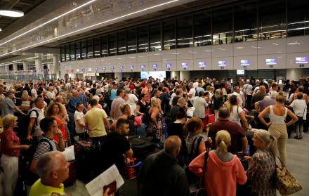 Consecuencia. Los pasajeros hacen cola en un servicio de facturación en el aeropuerto de Dalaman (Turquía) después de que Thomas Cook anunció su quiebra.