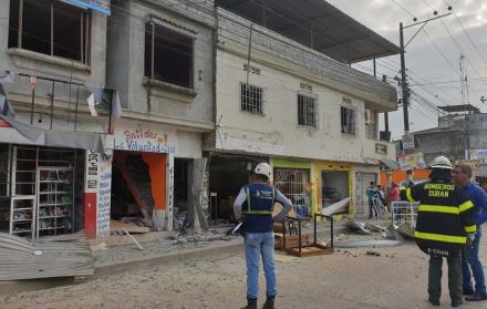 Miembros del Cuerpo de Bomberos de Durán acudieron al sitio para prestar resguardo a los moradores de la ciudadela El Recreo.