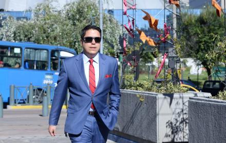 Carlos Soria, abogado de Ola Bini, a su arribo a la Fiscalía.