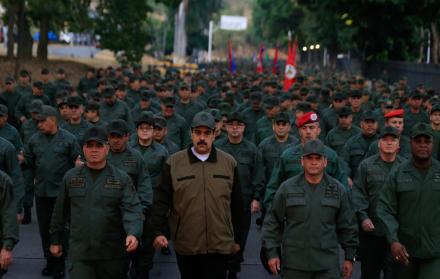 Maduro y el alto mando aparecieron al amanecer ante unos 4.500 soldados en un acto transmitido en cadena obligatoria de radio y televisión.