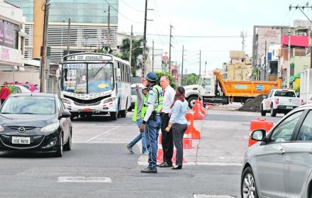 Por los trabajos, agentes civiles de tránsito están en varios puntos de la vía. Los peatones esperan que los uniformados permanezcan en el sitio por más tiempo.