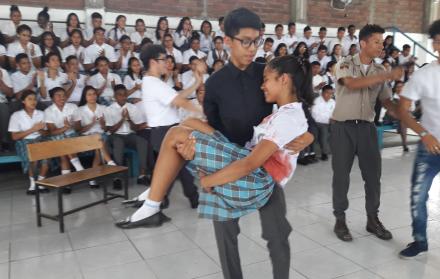 En el colegio Nueve de Octubre, seis estudiantes representaron la obra ‘Sociedad cuadritos