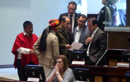 Negociación. Legisladores de la bancada correísta tratan de consensuar el texto de la resolución con el bloque de CREO. Al final, no lo lograron.