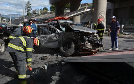 Una camioneta perdió carril y se impactó con un poste de luz y con otro vehículo tipo jeep.