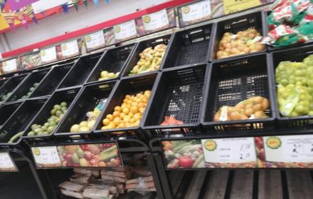 Perchas lucen vacías en los supermercados.