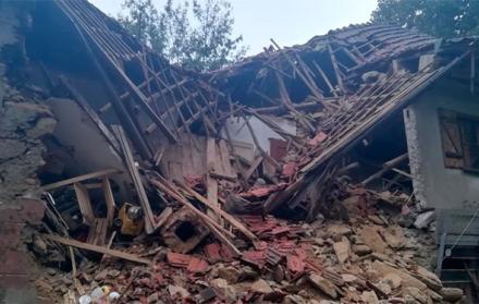 Un alud de tierra destruyó una casa en Italia, pero sus ocupantes se salvaron.