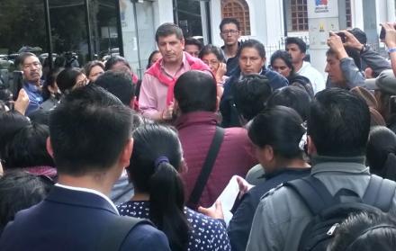 Familiares de las personas detenidas reciben asistencia por parte de un defensor público.