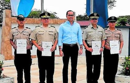 Policía que actuó contra saqueadores, condecorado