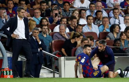 El delantero argentino del FC Barcelona Leo Messi (c) es atendido en la banda durante el partido correspondiente a la sexta jornada de LaLiga Santander que FC Barcelona y Villarreal.